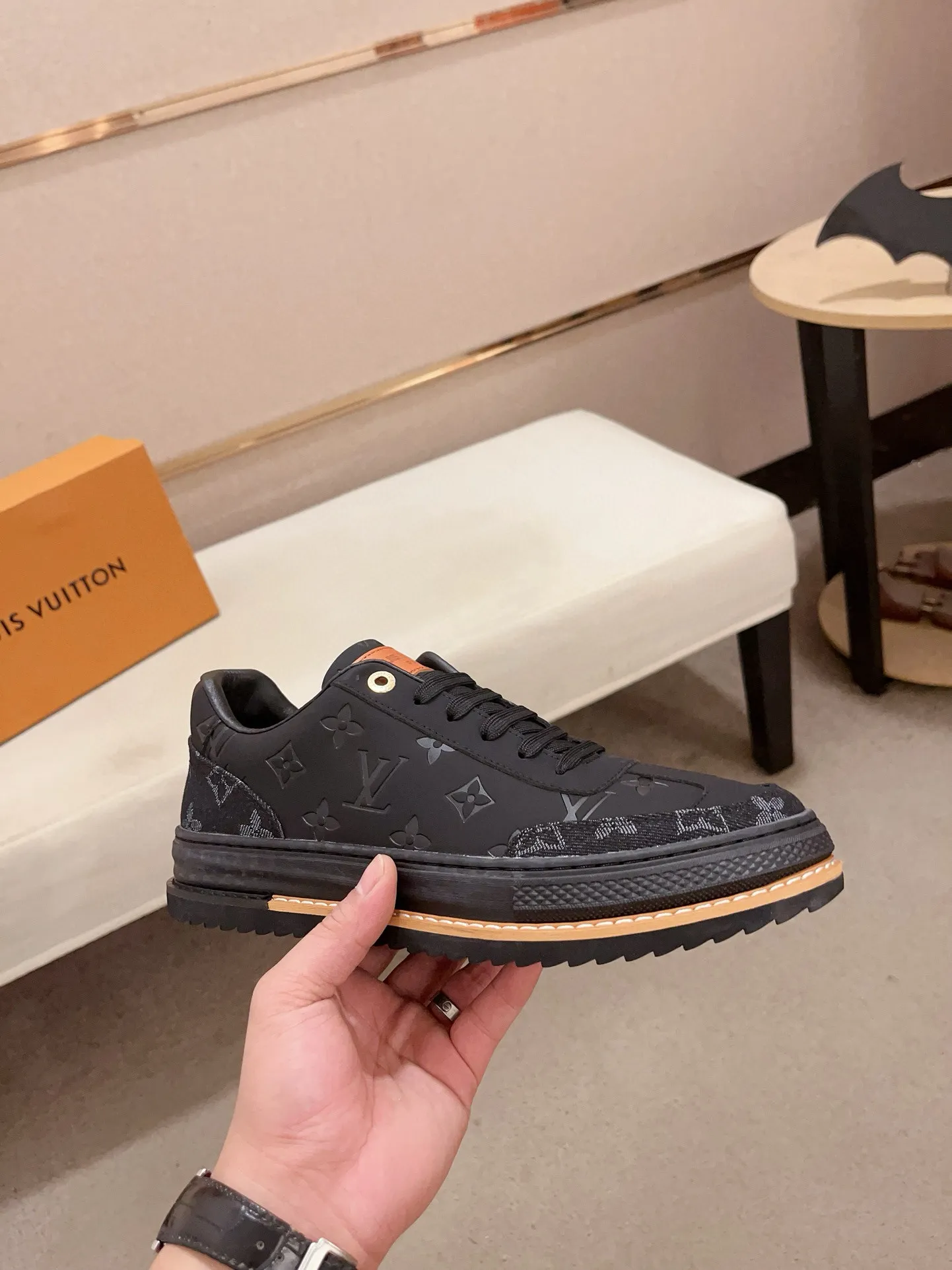 Men's shoes💰 400💰Louis Vuitton (Louis Vuitton/LV) top 🔍🔍 new models are on sale at the same time, the upper 🇮🇹 imported first-layer cowhide from Italy, fully imported sheepskin lining 💪💪, completely 1⃣️ to 1 ⃣️Re-engraved🇮🇹💪💪, ⚠Sole: The original sole is specially provided by the original factory, the exclusive movable molded sole is super comfortable, ⚠The original factory follows the order, 🔍🔍high quality, you can enter and exit the counter at will, welcome to compare⚠. Code number: 38-44. Can be customized for 45 non-refundable!